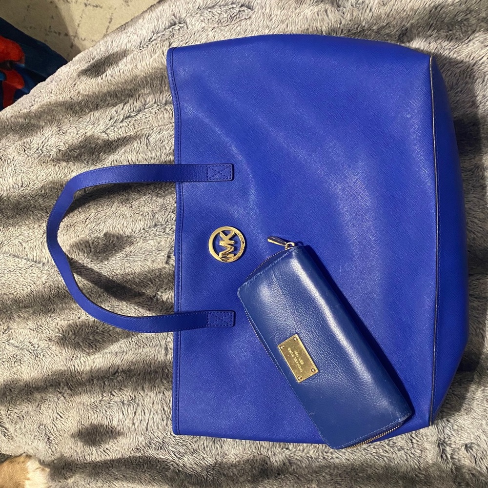 Michael Kors tote and wallet matching